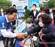 시민에게 인사하는 송영길 후보