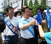 선거운동원들에게 인사하는 이재명 총괄선대위원장과 박남춘 인천시장 후보