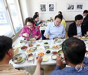 어업인 및 시장 상인과 오찬 간담회 하는 윤석열 대통령