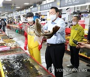 자갈치시장 방문한 윤석열 대통령