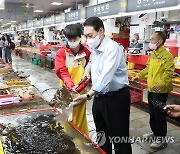 자갈치시장 방문한 윤석열 대통령