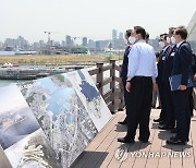 북항 통합개발 사업 설명받는 윤 대통령