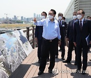 2030 부산엑스포 부지 살펴보는 윤석열 대통령