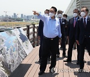 2030 부산엑스포 부지 살펴보는 윤석열 대통령