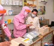의약품 공급하는 북한 군의관들