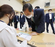 제8회 전국동시지방선거 투표소 점검하는 한덕수 총리