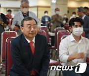 출구조사 결과 지켜보는 이정현 후보..'조마조마'