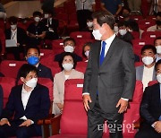 출구조사 발표 후 개표상황실 나서는 이재명