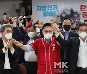 [포토] 출구조사 보고 환호하는 김은혜 캠프