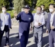 尹 대통령, 청와대 깜짝 방문..천안함 티셔츠.모자 차림