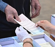 충주서 투표용지 촬영 유권자, 선거사무원과 실랑이