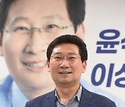 꽃다발 받은 이상일 용인시장 후보