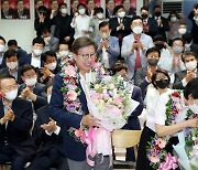 축하 꽃다발 받는 박형준 부산시장 후보 부부