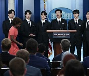 폭스뉴스 진행자, BTS 백악관 초청에 "美 위상 떨어뜨려" 조롱