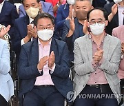 손뼉 치는 유정복 인천시장 후보와 지지자들