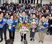 꽃다발 든 오영훈 제주도지사 후보와 가족들