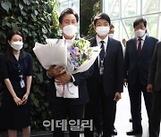 [포토]직원들에게 꽃다발 받은 오세훈 서울시장