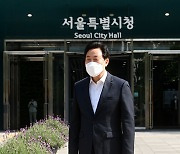 [포토]취재진에게 인사하는 오세훈 서울시장