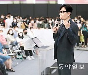 "책에 대한 갈증".. 서울국제도서전 첫날 2만여 인파