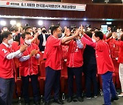 "윤 대통령, 겸손·책임감 강조"..국민의힘은 축제 분위기