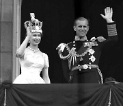 70년 전 그날처럼..'플래티넘 주빌리' 英여왕 성대한 팡파르