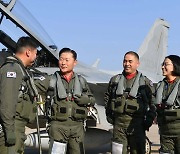 전역 앞둔 원인철 합참의장, 파일럿 아들과 F-15K '마지막비행'