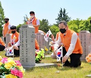 한화그룹 충청지역봉사단, 대전현충원서 묘역정화 활동 전개