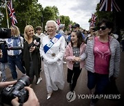 BRITAIN ROYALTY PLATINUM JUBILEE