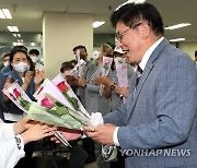 축하 꽃 받는 도성훈 인천시 교육감 후보