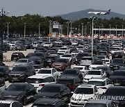 일상 회복에 확 달라진 인천공항..장기주차장 차량 가득