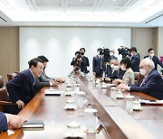 美외교·안보 전문가 만난 尹 "굳건한 한미동맹 토대로 한국 역할 확대"