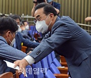 [포토]동료 의원과 대화하는 박홍근 당대표 직무대행