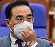[포토]자리에 앉는 박홍근 당대표 직무대행