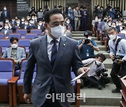 [포토]단상으로 향하는 박홍근 당대표 직무대행