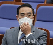 [포토]얼굴 메만지는 박홍근 당대표 직무대행