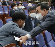 [포토]동료의원과 대화하는 박홍근 당대표 직무대행