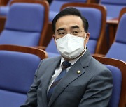 [포토]자리에 앉아 있는 박홍근 대표 직무대행