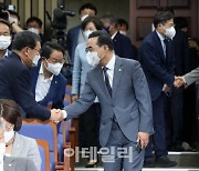 [포토]참석 의원들과 인사하는 박홍근 대표 직무대행