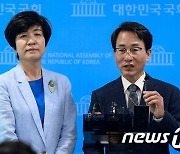 취재진 질문 답하는 김영주·이원욱 민주당 의원