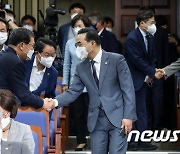 의원들과 인사 나누는 박홍근 민주당 대표 직무대행