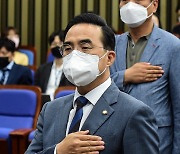 국민의례 하는 박홍근 민주당 대표 직무대행