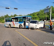 영동서 시내버스·화물차·충돌 1명 크게 다치고 5명 부상