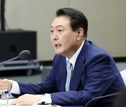 尹 대통령, 현충일 추념식서 '헬기추락 순직' 유족 등에게 유공자증 수여