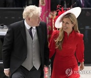 영국 총리, 여왕즉위 행사서 수천명의 야유를 받은 까닭