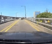 "내비게이션 보고 헷갈렸나" 분기점서 역주행한 차량 (영상)