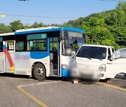 영동서 화물차-버스 접촉사고..6명 다쳐
