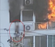 광양 아파트 6층서 불..창문에 매달린 주민 추락해 중상