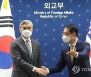 한미 북핵수석대표 협의에 앞서 인사하는 김건-성김