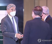 참석자들과 대화하는 성김 대북특별대표