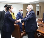 미 학계 및 전 현직 주요 인사 접견하는 윤석열 대통령